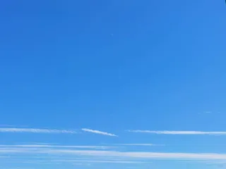 蔚蓝天空下的一抹白