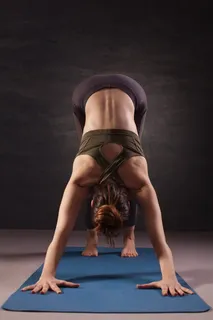 做瑜伽姿势美女