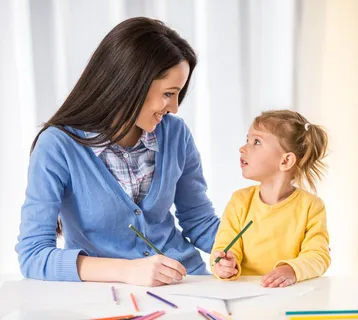 亲子互动在室内母亲陪伴女儿用彩铅画画绘画活动 亲子互动在室内母亲陪伴女儿用彩铅画画绘画活动