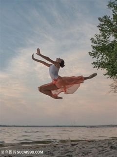 跳跃空中现代舞美女图片