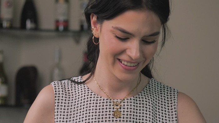 准备沙拉的快乐女人