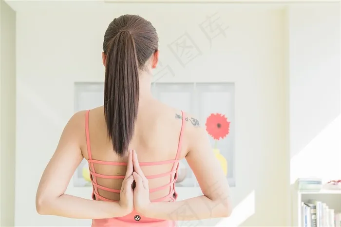 后背合掌的健身美女
