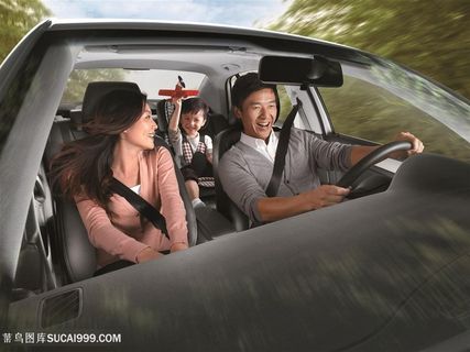 开车快乐的一家人