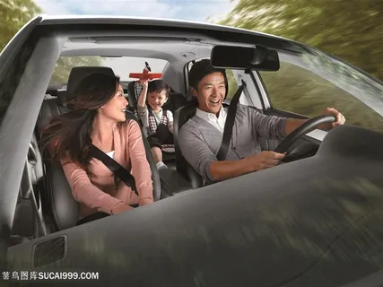 开车快乐的一家人