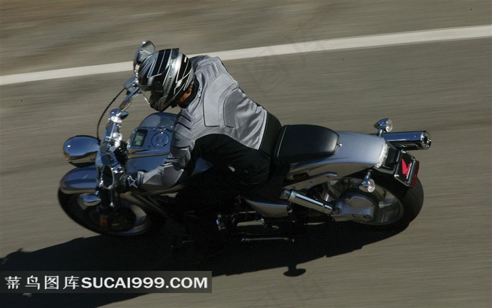 驾驶摩托车的男人俯视图