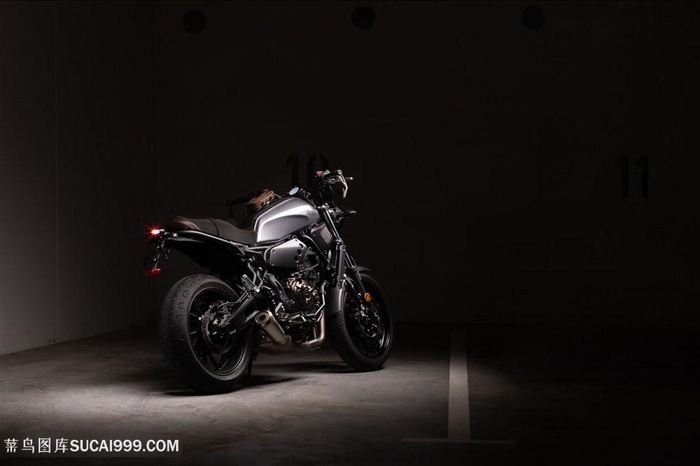 暗处黑暗中的机车摩托图片