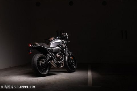 暗处黑暗中的机车摩托图片