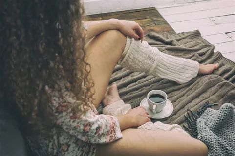 坐着喝黑咖啡的美女