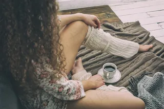 坐着喝黑咖啡的美女