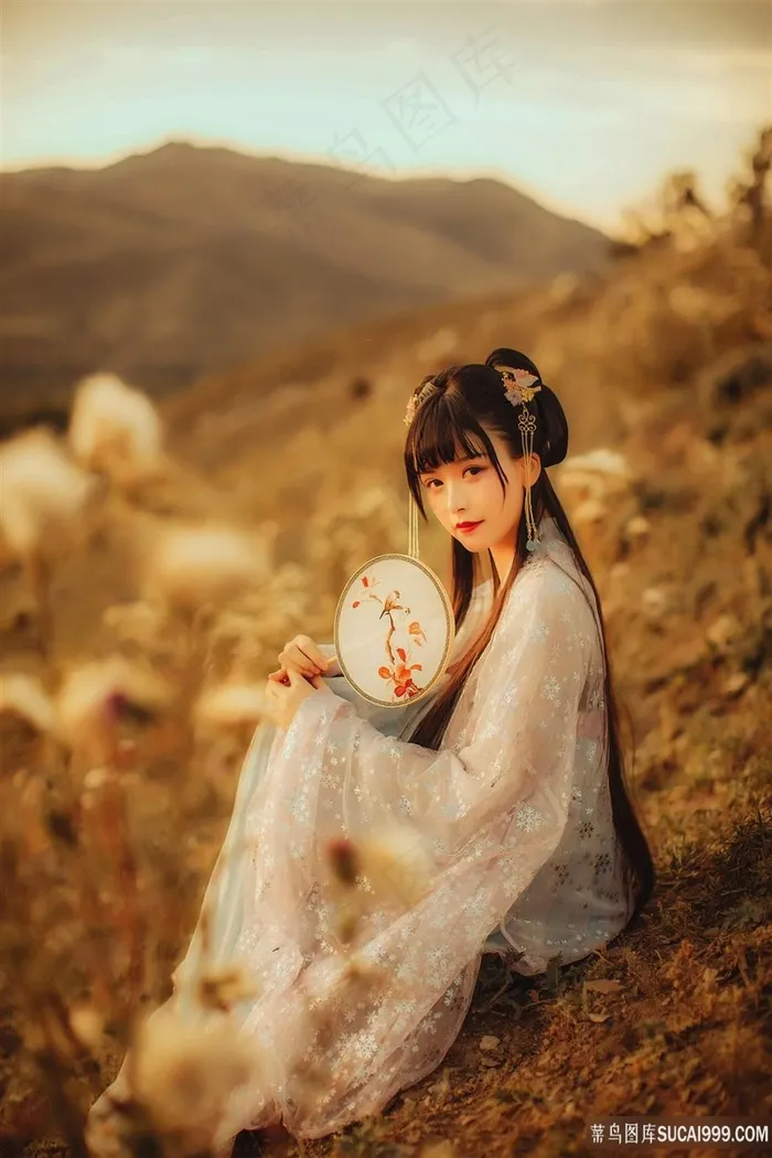 古装汉服拿扇子的美女图片