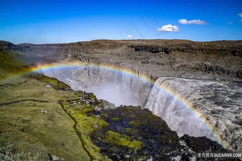 美丽瀑布前的彩虹图片