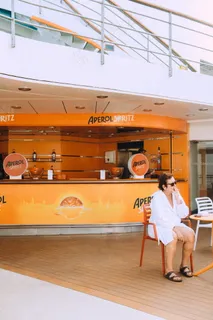 休闲男人抽烟图片