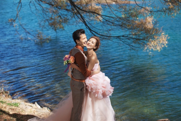 云南丽江情侣婚纱外拍摄影特写