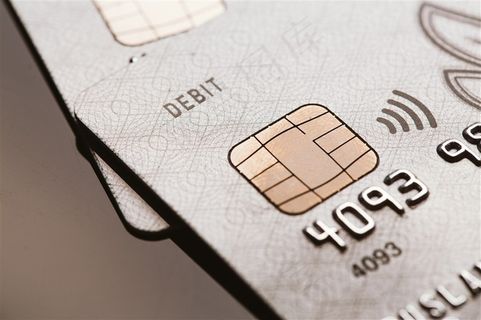 银色信用卡芯片特写高清图片