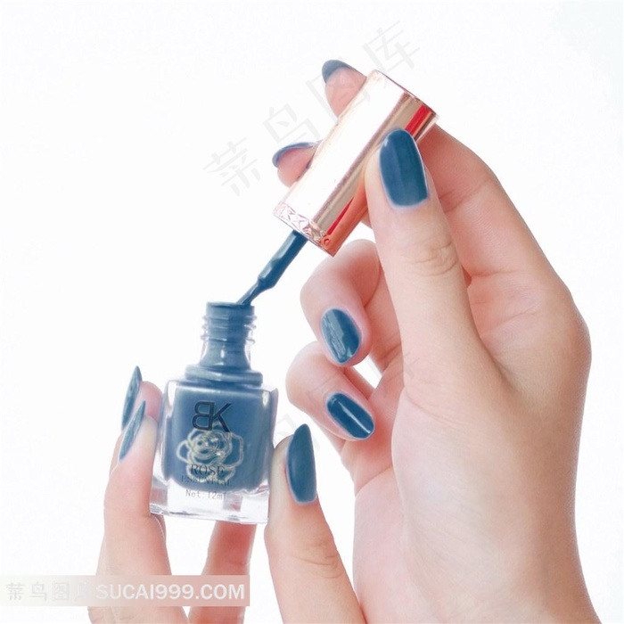 蓝色指甲油美甲图片