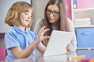 和老师在一起上课的儿童图片