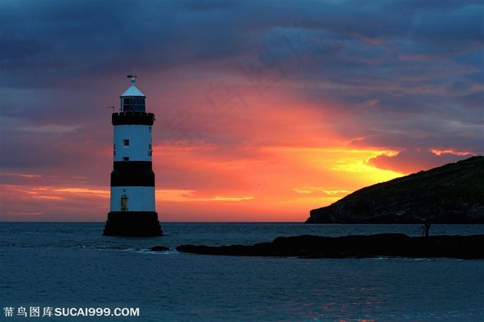 黄昏夕阳中的灯塔图