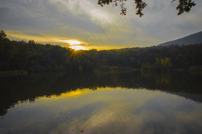 傍晚日落湖泊风景图片