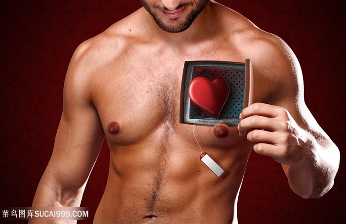 男子打开胸腔献爱心创意图