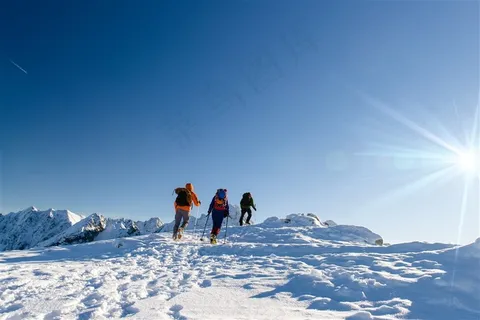爬雪山的队伍高清摄影图片 爬雪山的队伍高清摄影图片