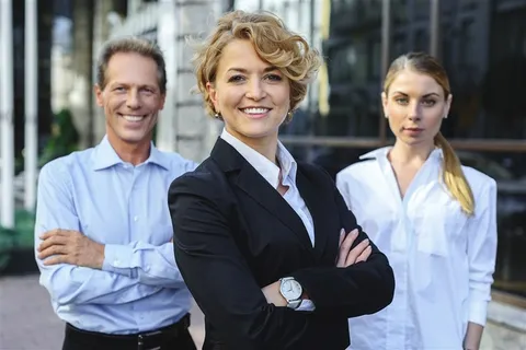 自信微笑的商务领导团队高清图片 自信微笑的商务领导团队高清图片