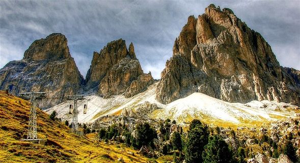 秀美挺拔山峰图片