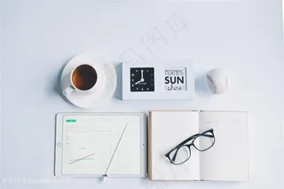 简约办公书桌眼镜