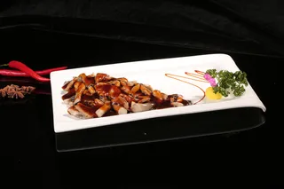姬菇肉片餐饮快餐盖浇饭产品成品高清大图黑底长盘