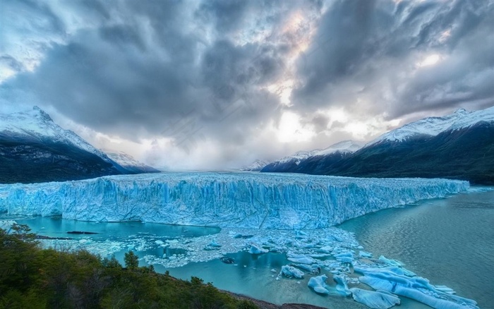 乌云密布的冰川景色