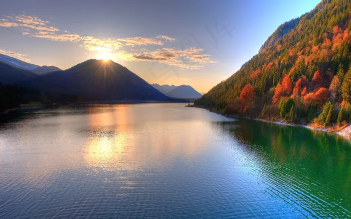 山边的湖 