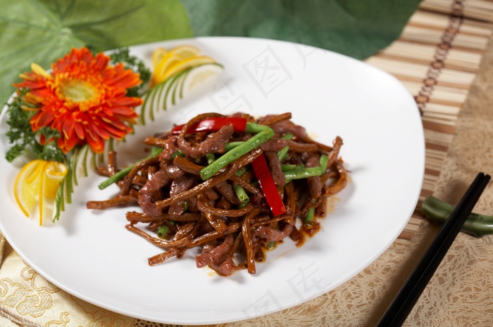 酱爆茶菇牛柳