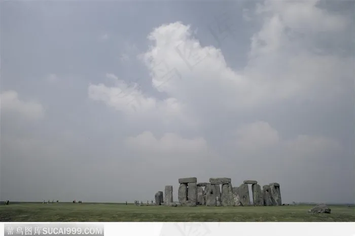 白云下草地上的石头建筑