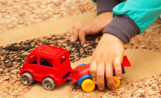 在泥水中玩玩具的儿童高清摄影