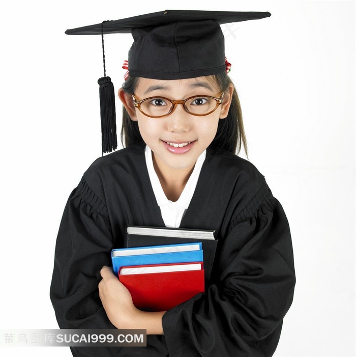 抱书戴博士帽的女孩