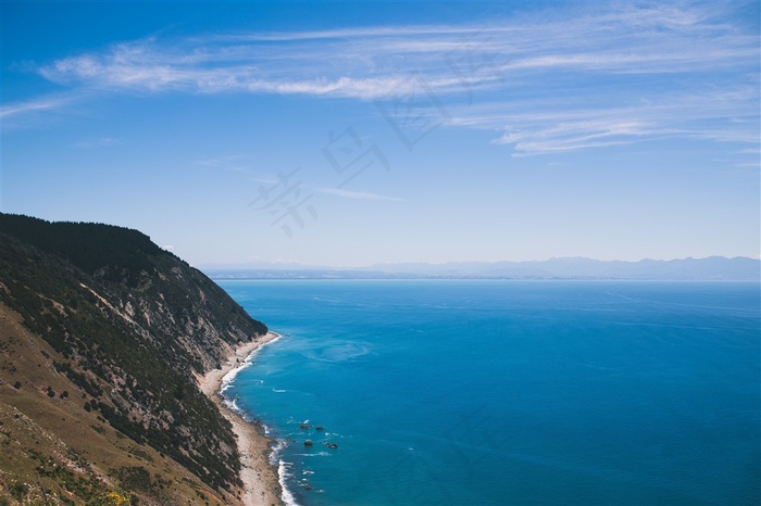 山下浩瀚的湖面
