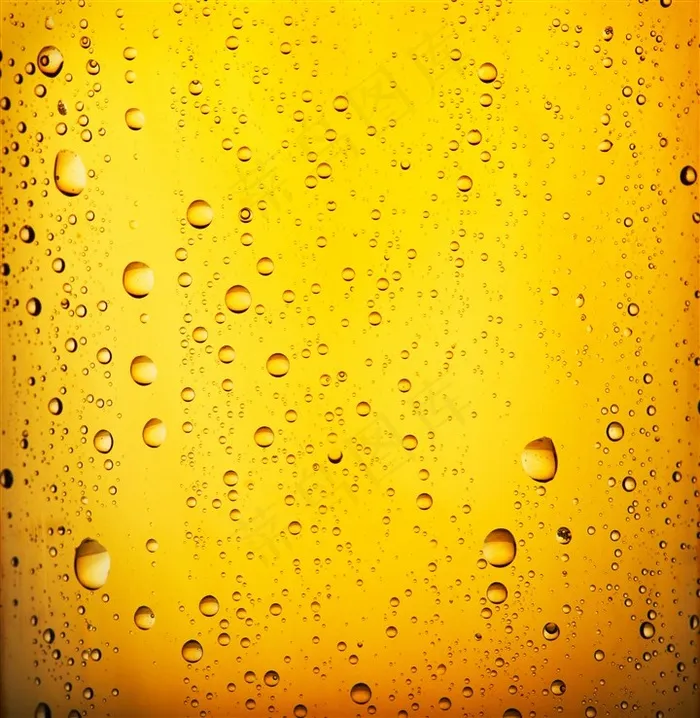 金黄色背景玻璃上的水珠高清图