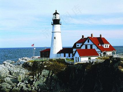 海边岩石上的欧式建筑