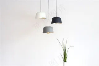 客厅里的三盏吊灯