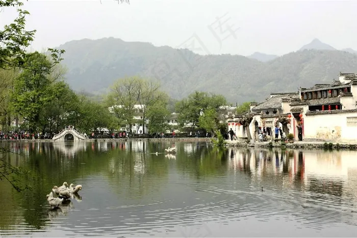 园林中平静的池水边古建筑