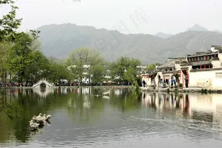 园林中平静的池水边古建筑