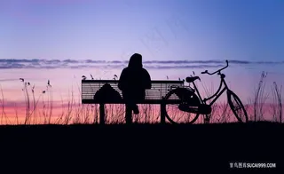 黄昏坐在湖边长椅上的人物风光自行车