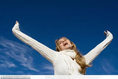 伸展双臂的美女