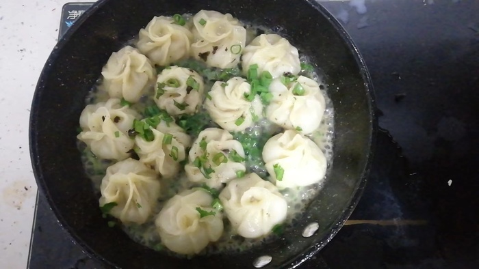 网红美食拇指生煎包
