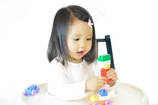 玩积木的小女孩