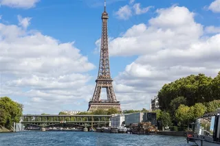 塞纳河上的巴黎埃菲尔铁塔