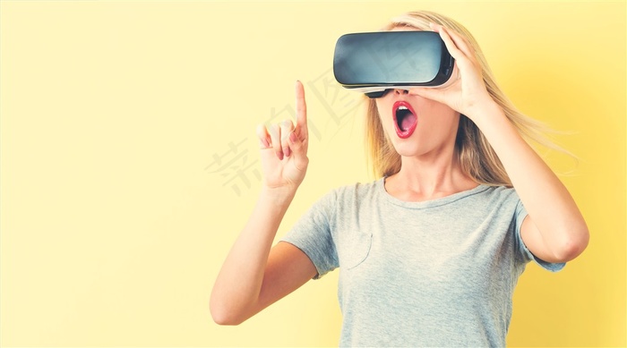 看3D眼镜的女人摄影高清图片