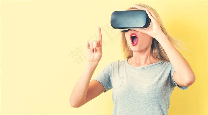看3D眼镜的女人摄影高清图片