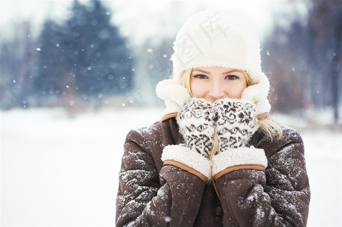 雪天双手握拳抵在下巴的女子