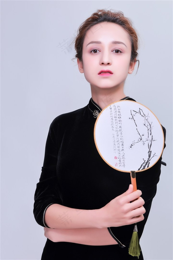 拿着圆扇子的旗袍美女高清图