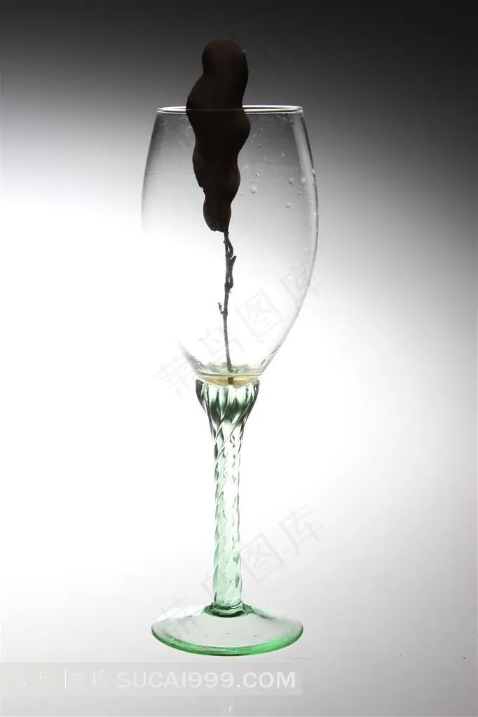 放着枯叶的透明玻璃酒杯